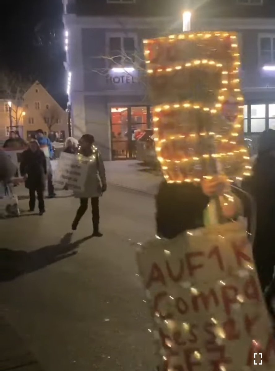 querdenkenwatch's tweet photo. Auch in #memmingen hat man sich gestern wieder nachhaltig zum Obst gemacht. https://t.co/bDZvqWYpNp