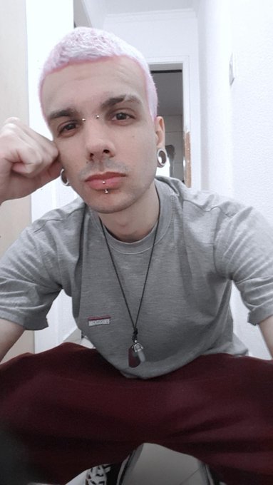 Chamo essas de pose de omi aranha: Pensativo, no troninho e relajado https://t.co/BLYkhIPtts