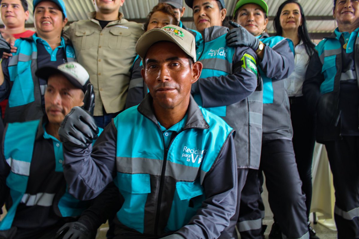 GobMeta's tweet photo. ♻️ Acompañamos la entrega de equipos y elementos de protección personal a los más de 1.400 recuperadores ambientales de Villavicencio.
Gracias a @CORMACARENA por garantizarles condiciones dignas en esta ardua y valiosa labor.
#AlServicioDeLaGente #MetaVerde https://t.co/Rje0vZEtFN