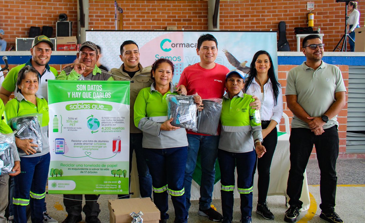 GobMeta's tweet photo. ♻️ Acompañamos la entrega de equipos y elementos de protección personal a los más de 1.400 recuperadores ambientales de Villavicencio.
Gracias a @CORMACARENA por garantizarles condiciones dignas en esta ardua y valiosa labor.
#AlServicioDeLaGente #MetaVerde https://t.co/Rje0vZEtFN