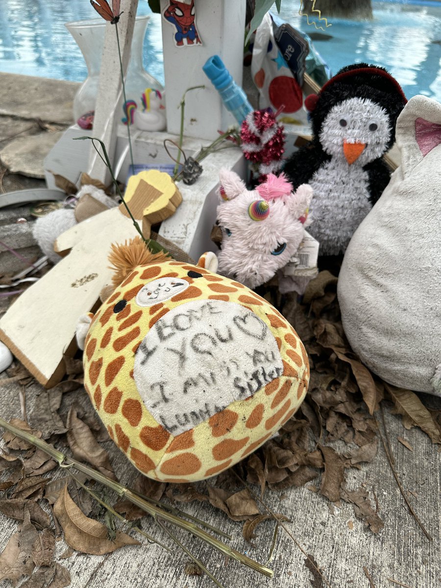 GraceKCTV5's tweet photo. My heart and mind still can’t comprehend how this could’ve happened to such sweet and innocent souls. 

The magnitude of emotions felt while honoring these memorials was something I’ve never felt before. 

My prayers will continue for these families and town. 

#UvaldeStrong https://t.co/LeITUmIaXB