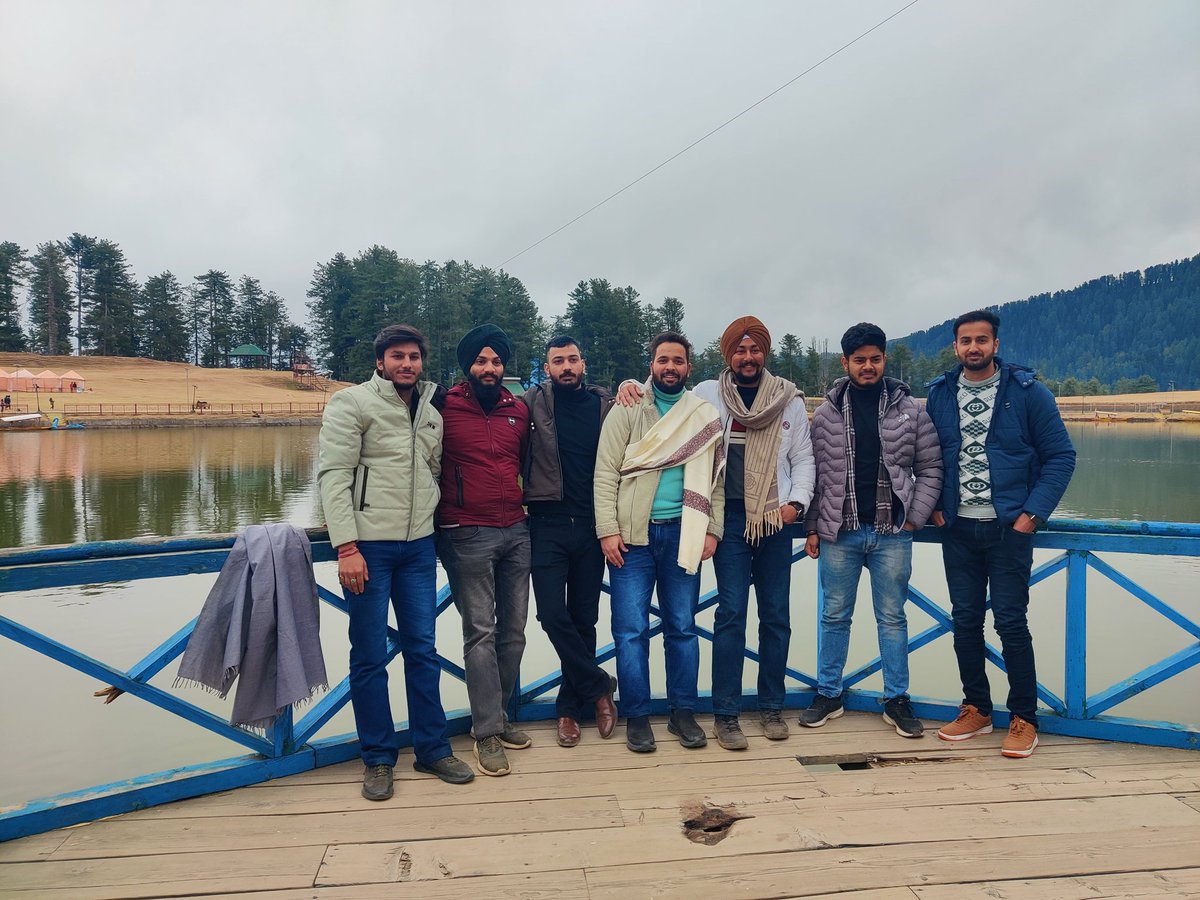 SharmaShinal's tweet photo. #snowfall #jammu @Jammu_SmartCity @JammuTourism @GulamAliKhatana  With GCET Jammu Colleagues at Nathatop / Sunasar. ❄❄☃️☃️🔥😍 https://t.co/cm5qVzmv0u