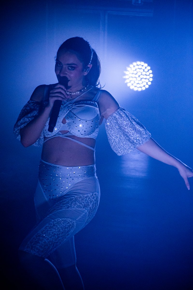 BopDiggers's tweet photo. @charli_xcx Eyecontact in Paris, 4eva https://t.co/52tJOFpaPy