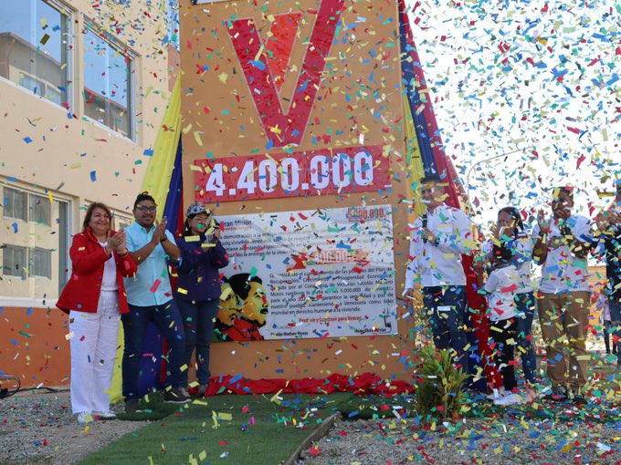 pinfantea's tweet photo. Celebramos el último jueves del año con la entrega de la vivienda 4.400.000 para nuestro pueblo junto al Pdte. @nicolasmaduro en el urbanismo Antonio Ricaurte, en el estado Aragua ¡ VAMOS POR LOS 5 MILLONES ✊🏾! ¡ Viva la Patria! 👏🏾 https://t.co/IUXIT1MQdB