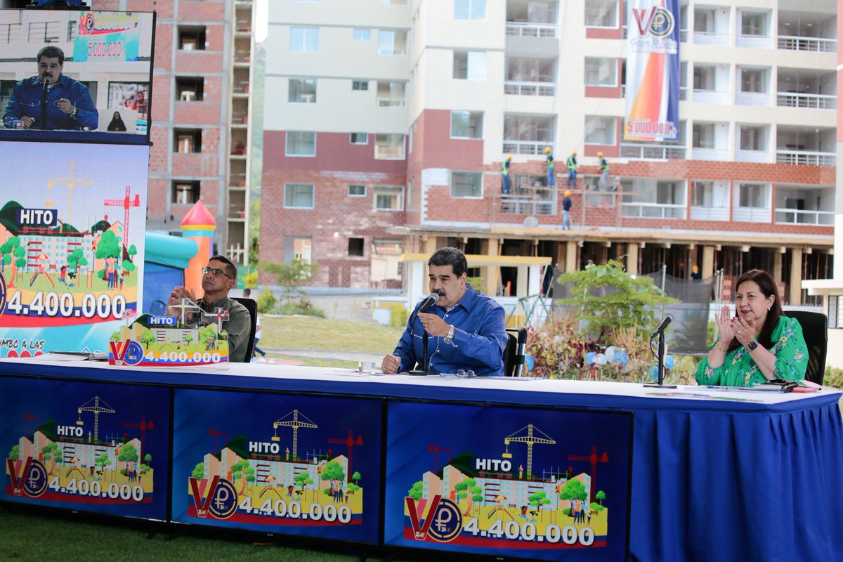 pinfantea's tweet photo. Celebramos el último jueves del año con la entrega de la vivienda 4.400.000 para nuestro pueblo junto al Pdte. @nicolasmaduro en el urbanismo Antonio Ricaurte, en el estado Aragua ¡ VAMOS POR LOS 5 MILLONES ✊🏾! ¡ Viva la Patria! 👏🏾 https://t.co/IUXIT1MQdB