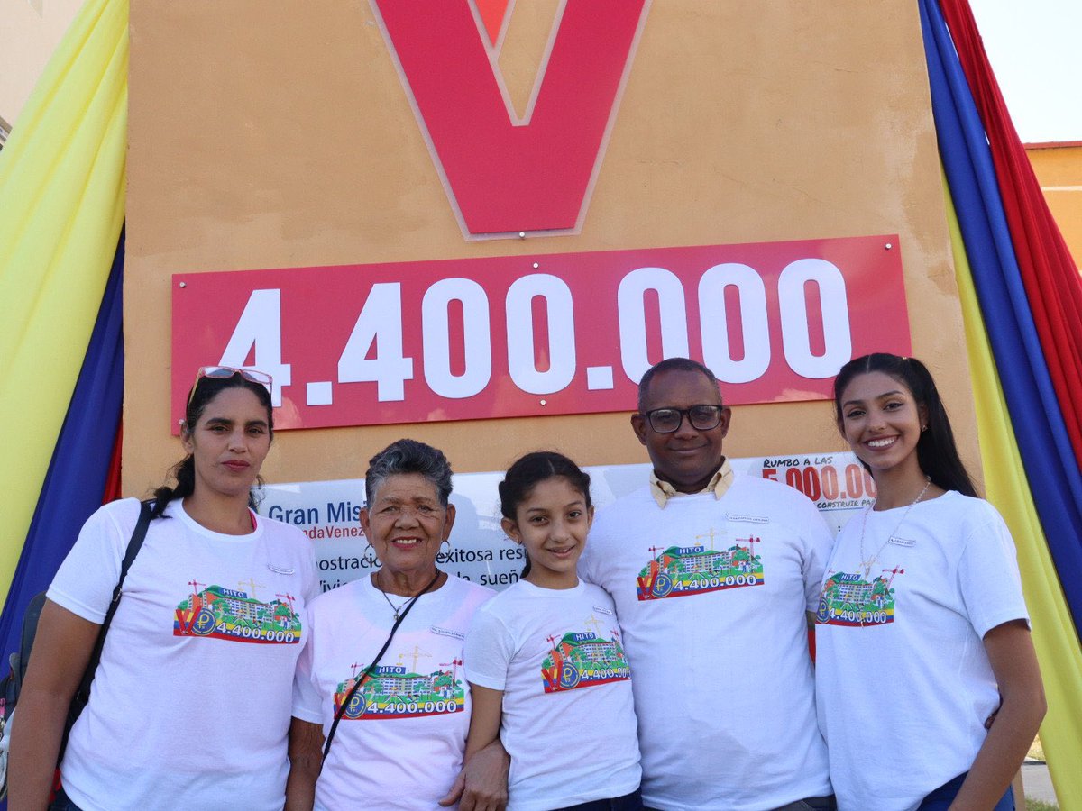 pinfantea's tweet photo. Celebramos el último jueves del año con la entrega de la vivienda 4.400.000 para nuestro pueblo junto al Pdte. @nicolasmaduro en el urbanismo Antonio Ricaurte, en el estado Aragua ¡ VAMOS POR LOS 5 MILLONES ✊🏾! ¡ Viva la Patria! 👏🏾 https://t.co/IUXIT1MQdB
