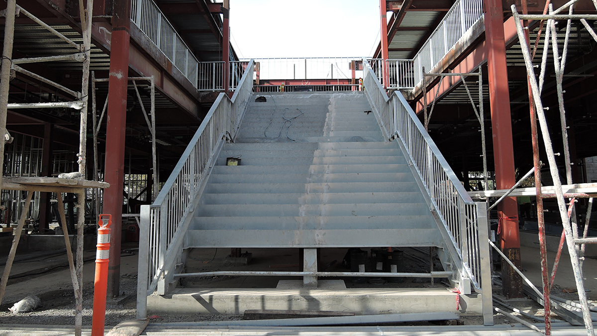 Guardrails going up in @lbjordanhigh’s new two-story classroom building. #BuildingOnSuccess
#ProudtobeLBUSD