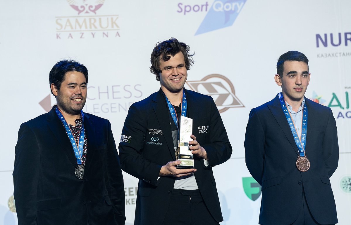 chesscom's tweet photo. 🥇🥈🥉
📸 @photochess https://t.co/ybdInUdZ7f