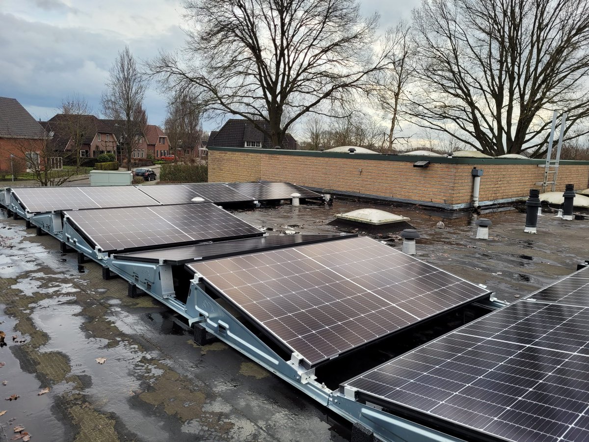 Afgelopen najaar werd in een extra ledenvergadering toestemming gegeven voor een grote investering in verduurzaming. Afgelopen week zijn er 83 zonnepanelen geplaatst. Lees verder via de volgende link.
rkzvc.nl/1/587/zonnepan…