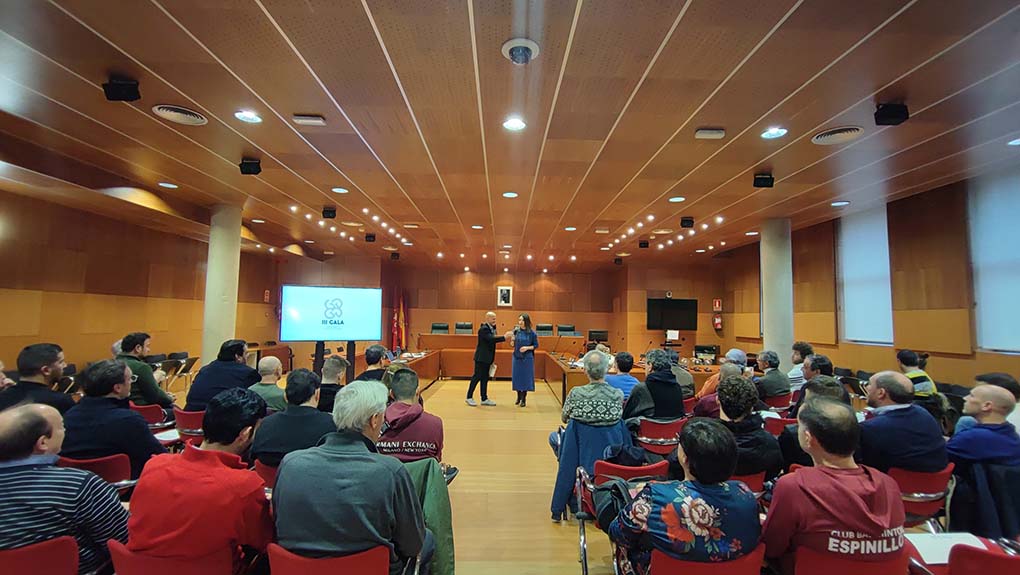 OVButarque's tweet photo. Muchas gracias a la @JMD_villaverde y a la concejala @ConchaChapa_ por la concesión de la Mención de Plata a nuestra trayectoria de más de 34 años en la promoción deportiva en el distrito en la III Gala del Deporte de Villaverde @GenteVillaverde @DistritoVillav @gentedigital https://t.co/RlzlRoQjqq