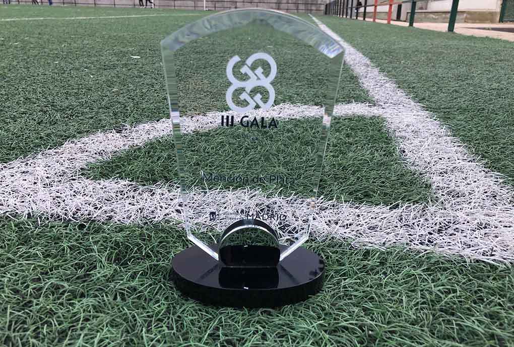 OVButarque's tweet photo. Muchas gracias a la @JMD_villaverde y a la concejala @ConchaChapa_ por la concesión de la Mención de Plata a nuestra trayectoria de más de 34 años en la promoción deportiva en el distrito en la III Gala del Deporte de Villaverde @GenteVillaverde @DistritoVillav @gentedigital https://t.co/RlzlRoQjqq