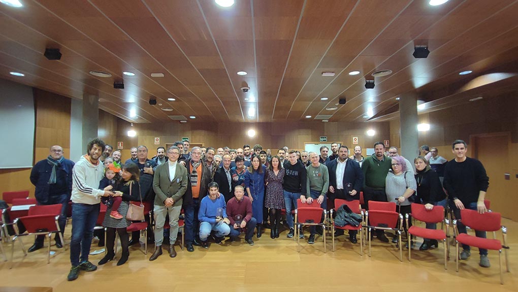 OVButarque's tweet photo. Muchas gracias a la @JMD_villaverde y a la concejala @ConchaChapa_ por la concesión de la Mención de Plata a nuestra trayectoria de más de 34 años en la promoción deportiva en el distrito en la III Gala del Deporte de Villaverde @GenteVillaverde @DistritoVillav @gentedigital https://t.co/RlzlRoQjqq