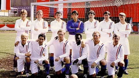 ricgazza's tweet photo. Visto che tutti citiamo il celebre film "Fuga per la vittoria" con Pelè, provo a raccontare la vera storia che ispirò il film.
Quella dell' F.C. Start, squadra di ex campioni ucraini che vinsero per 10 volte di seguito contro le squadre del Reich.
(Thread ↓↓↓) https://t.co/LYl84K7Ax7