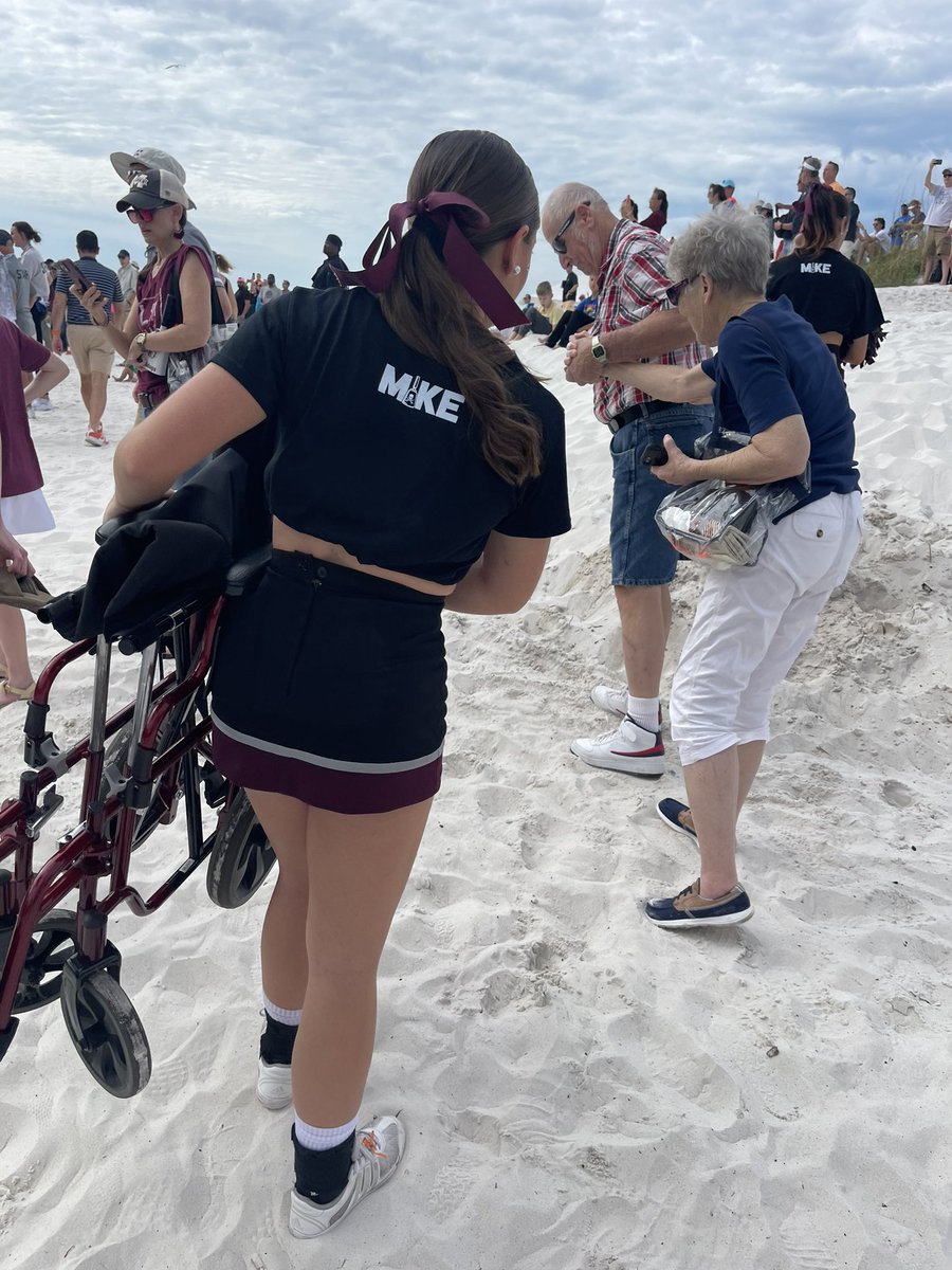 CoachTyConner's tweet photo. Senior Coed member, Amanda Thomas, helping a couple of Illinois fans across the beach after our pep rally. Leaders on the sidelines and the beach! https://t.co/YKUobkSFvw