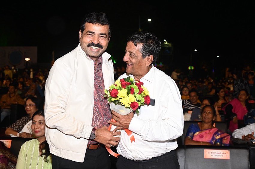 BhushanABhatt's tweet photo. •અમદવાદ મ્યુ.કોર્પોરેશન દ્વારા આયયોજિત કાંકરિયા કાર્નિવલ ૨૦૨૨ના છઠ્ઠા દિવસે પ્રખ્યાત ગુજરાતી ગાયક આદિત્ય ગઢવીના સુરનો આનંદ માણ્યો.

•આ પ્રસંગે સ્વાગત કરવા બદલ મહાનગર પાલિકાની ટીમનો ખુબ આભાર. https://t.co/GvG127ai23