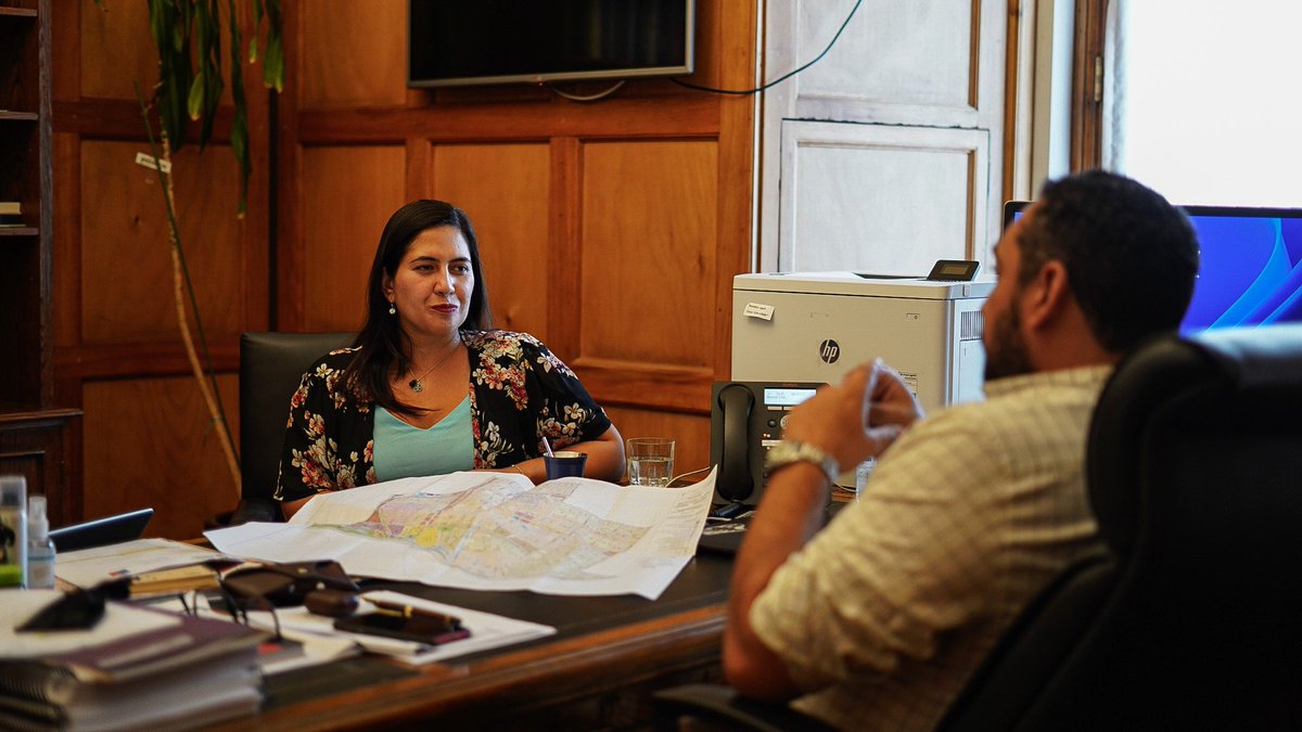 munquintanormal's tweet photo. Nuestra alcaldesa @karydelfino se reunió con el Subsecretario de Desarrollo Regional y Administrativo @nico_cataldo para conversar sobre los proyectos que tiene nuestra comuna, en especial sobre el primer #PRBIPE que ejecutaremos en #QuintaNormal 🙌🏼 @URS_RM https://t.co/7fPoQXDruT