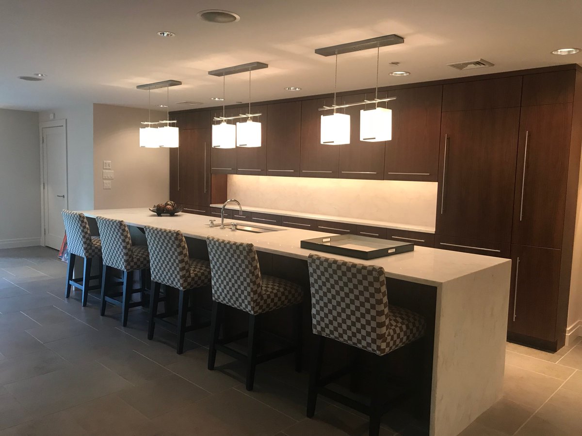 Gorgeous, sleek basement kitchen 😍

#basementkitchen #contemporarykitchen #sleekdesign #mainlinepa #berwyn #mainlinerealestate #mainlinerealtor #mainlinehometeam