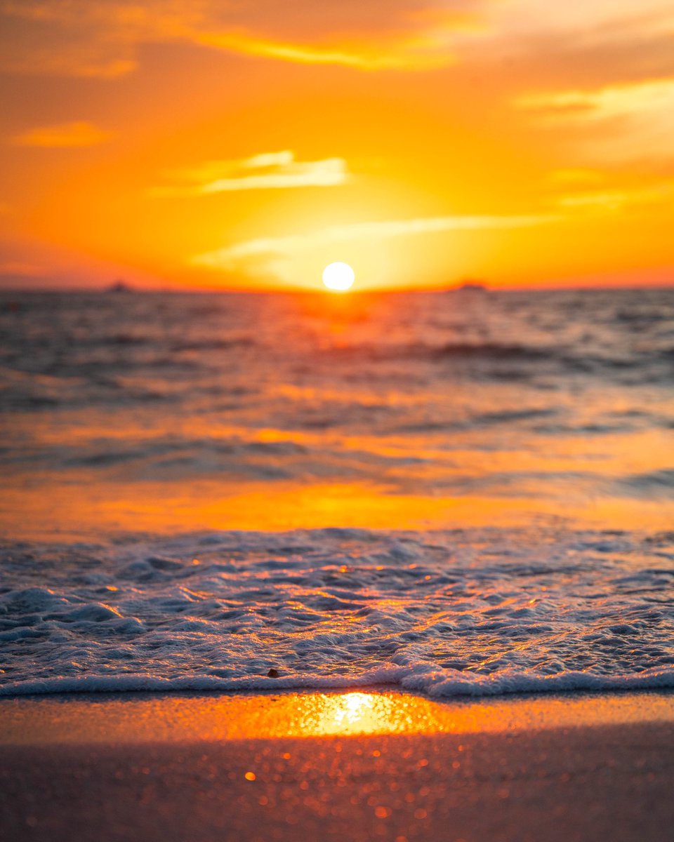 VisitSPC's tweet photo. Ending 2022 on a vibrant note. 🎊🌅 #TreasureIslandBeach #Florida https://t.co/Nm79rteXPc