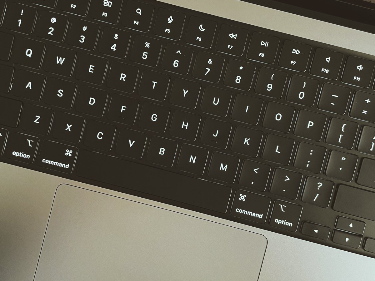 vpoola88's tweet photo. Will definitely not miss the touch-bar. https://t.co/Mfd9RqPzhm