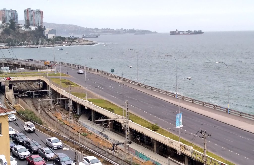 Off_Valpo's tweet photo. @cristobalreus @AlvaroMolinaCL @_catalinacm @31_CFA @BlogConexiones @EduardoTVT @JMolinaPelayo @MondacaQuilpue @Sepulinares @tzingane @valparaiso @RedMeteoA @meteoredcl @iMetGeo @MeteoAste @Seba_Sismos @davidurra7 @Oriettaf @EspinosaMeteo @Meteoclick @EdoWeatherman https://t.co/xDHjQH4X6A zarpe del portacontenedores @Yang_Ming @Essence 🇹🇼(TW) desde @TPS_Valparaiso pasando frente a #Viña_del_Mar en una tarde de #verano con el cielo cubierto de nubes bajas #Stratus_Cumulus presión atmosférica 1014 hPa (@Vaguada_Costera) y temperatura 17°C https://t.co/LBobZve8Mv