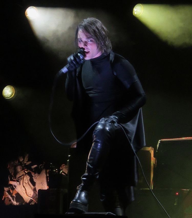 losethewar's tweet photo. this is a very specific genre of gerard photos that not many will understand https://t.co/uSXQnnwr5F