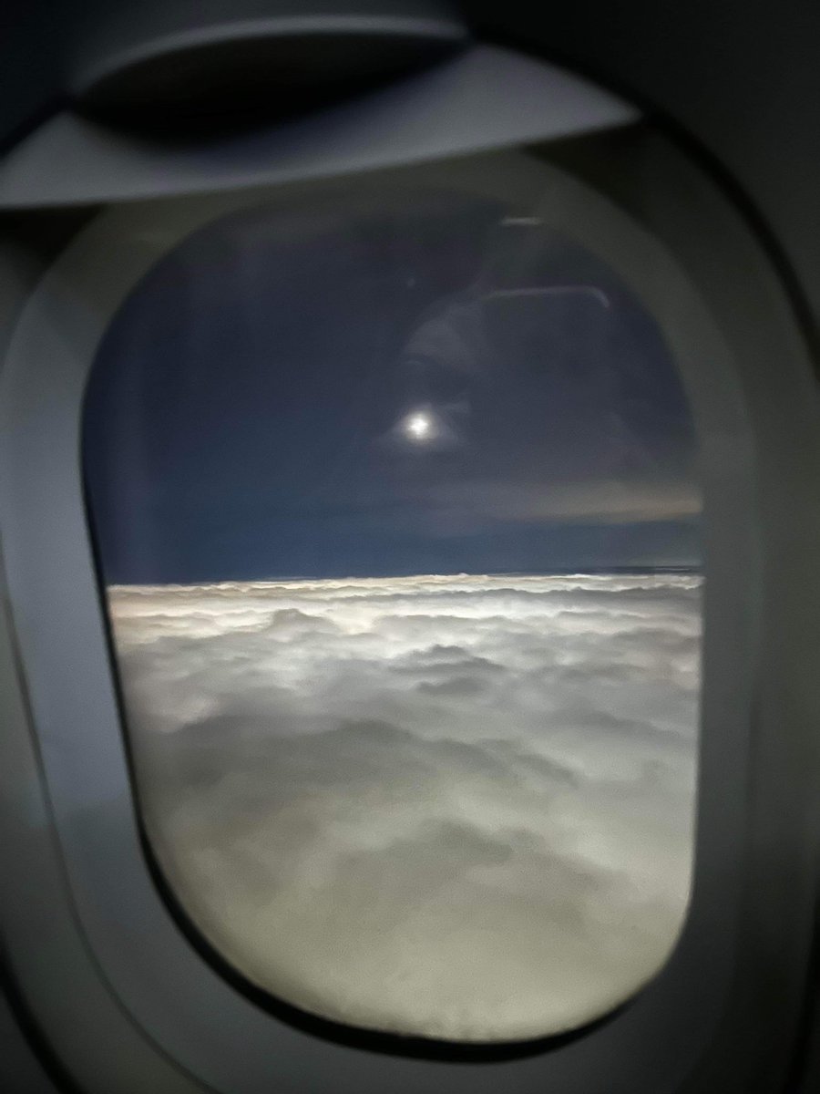 SBNairport's tweet photo. What a MOON-iful view heading into SBN shared with us by Meghan W. 🤩🌕☁️
#NightFlight #MoonViews #FlySBN #FlySouthBend https://t.co/FZleHGvAVC