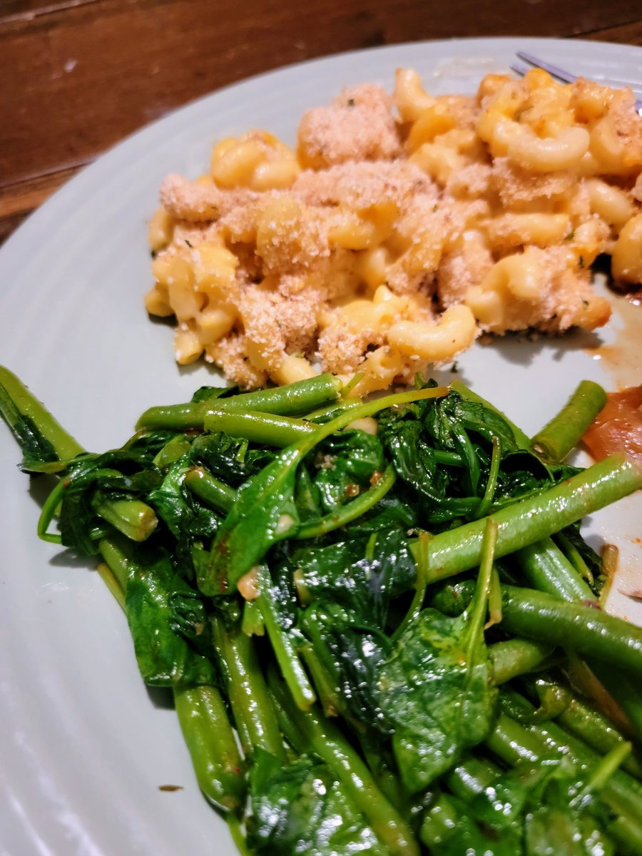 rourkie's tweet photo. Beer-braised BBQ ribs and onions, paprika spinach and green beans, and mac and cheese #ThisIsWhyIAmFat #StartTheNewYearWeekendRIGHT #WithFood https://t.co/6aKuTlfYbe