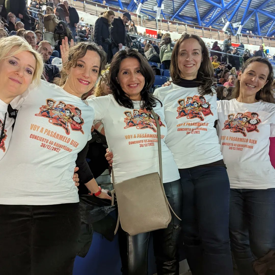 elegran's tweet photo. Noche de chicas en el concierto de @HombresG reviviendo nuestros años jóvenes
#conciertoHombresG https://t.co/z8jPE38p6A