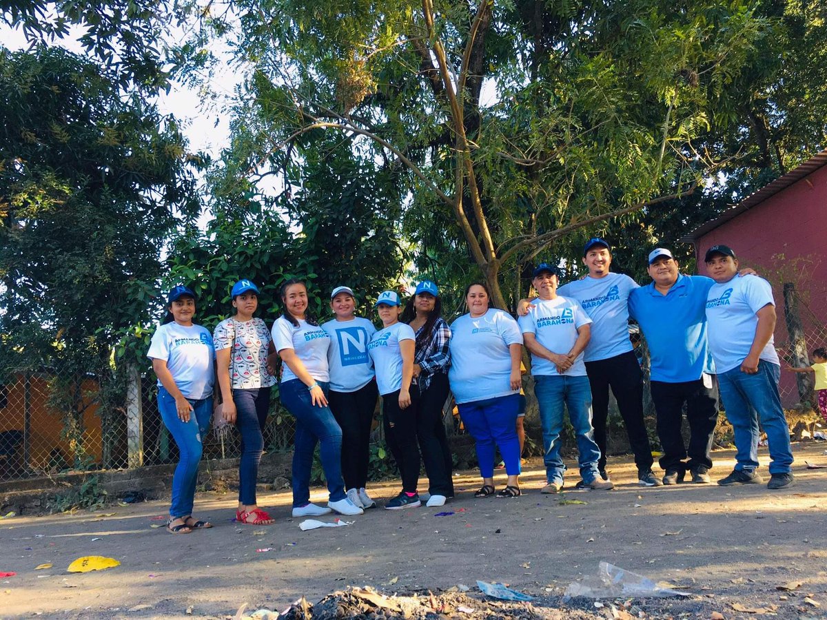 BrendaTurcios18's tweet photo. Los niños y niñas de la Comunidad Hacienda Nueva en Concepción Batres, disfrutaron de una tarde alegre, dónde junto a la Directiva Municipal de dicho municipio llevamos juguetes para todos.

¡Feliz Navidad!
Diputados de territorio 
Bancada Cyan 💪 https://t.co/tKjHYmW3LW