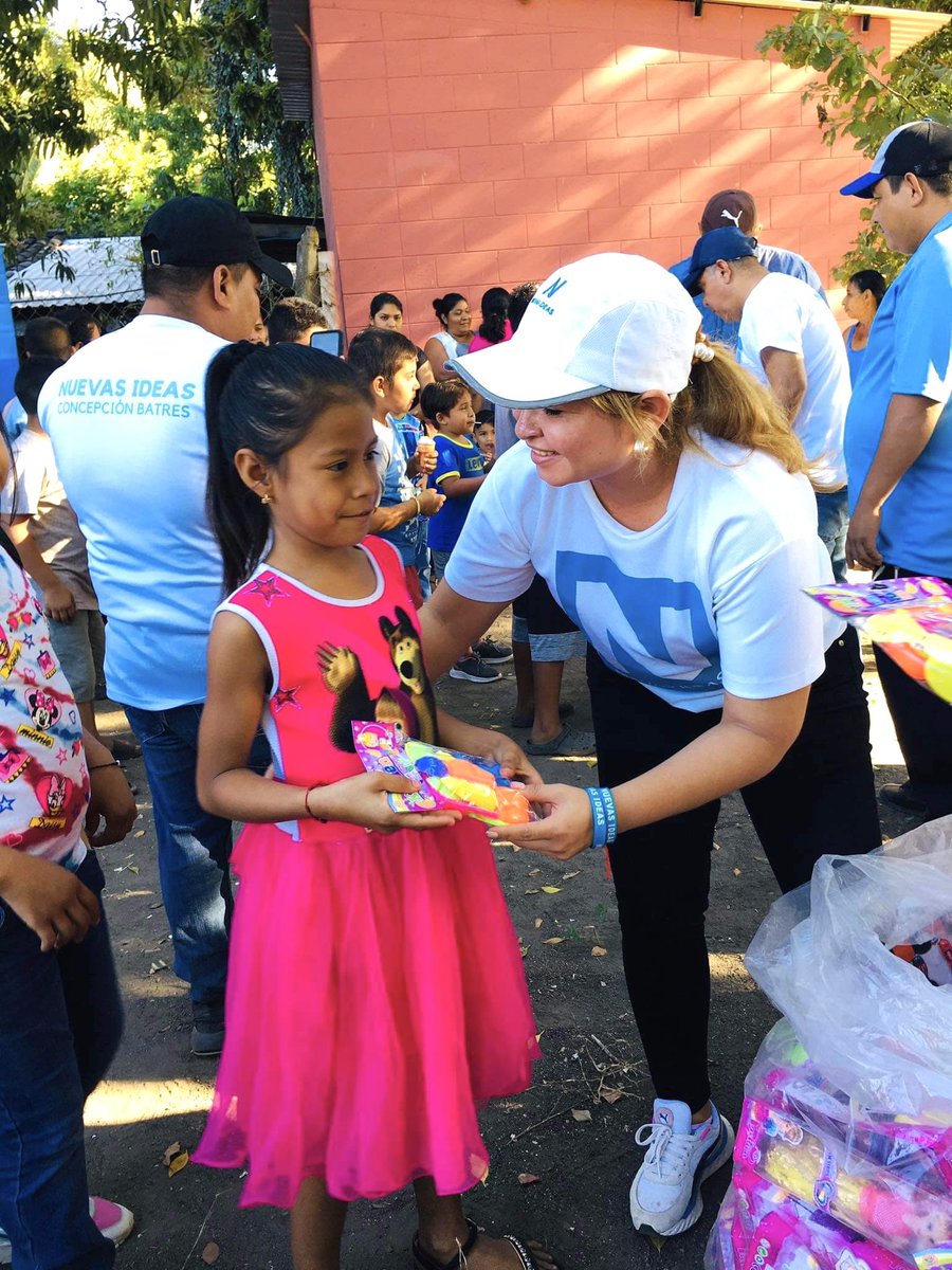 BrendaTurcios18's tweet photo. Los niños y niñas de la Comunidad Hacienda Nueva en Concepción Batres, disfrutaron de una tarde alegre, dónde junto a la Directiva Municipal de dicho municipio llevamos juguetes para todos.

¡Feliz Navidad!
Diputados de territorio 
Bancada Cyan 💪 https://t.co/tKjHYmW3LW