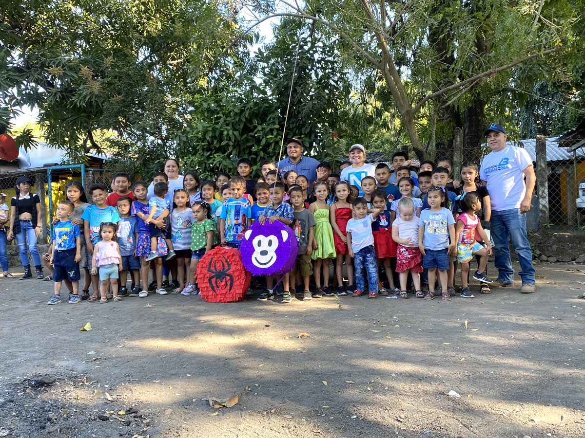 BrendaTurcios18's tweet photo. Los niños y niñas de la Comunidad Hacienda Nueva en Concepción Batres, disfrutaron de una tarde alegre, dónde junto a la Directiva Municipal de dicho municipio llevamos juguetes para todos.

¡Feliz Navidad!
Diputados de territorio 
Bancada Cyan 💪 https://t.co/tKjHYmW3LW