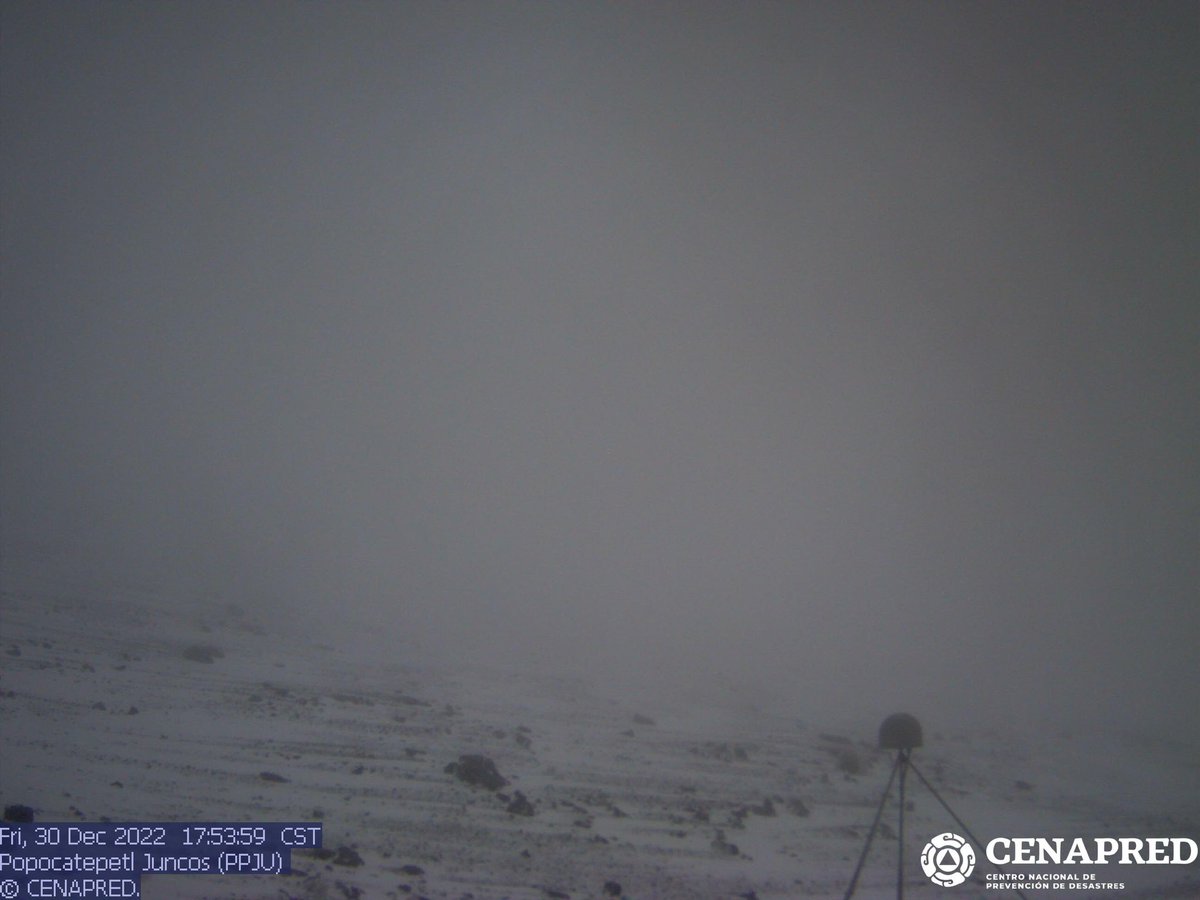 InfoMeteoro's tweet photo. ❄️Fuerte nevada se presenta en los volcanes #Popocatépetl #Iztaccíhuatl, Pico de Orizaba y Sierra Negra, condición que continuará esta noche-madrugada.

🥶La nieve se estima desde los 3300 msnm con temperaturas de -2 a 0ºC y hasta -10ºC en las cimas. https://t.co/GCBaAqsgqK
