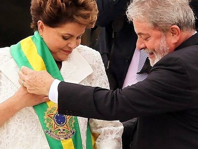 jandira_feghali's tweet photo. Melhor que ver Bolsonaro fugindo do país, seria ver a reparação histórica de Dilma passando a faixa para Lula! O país inteiro já sente essa energia pulsando! ❤️

DILMA PASSA A FAIXA! https://t.co/baPS9zEP95