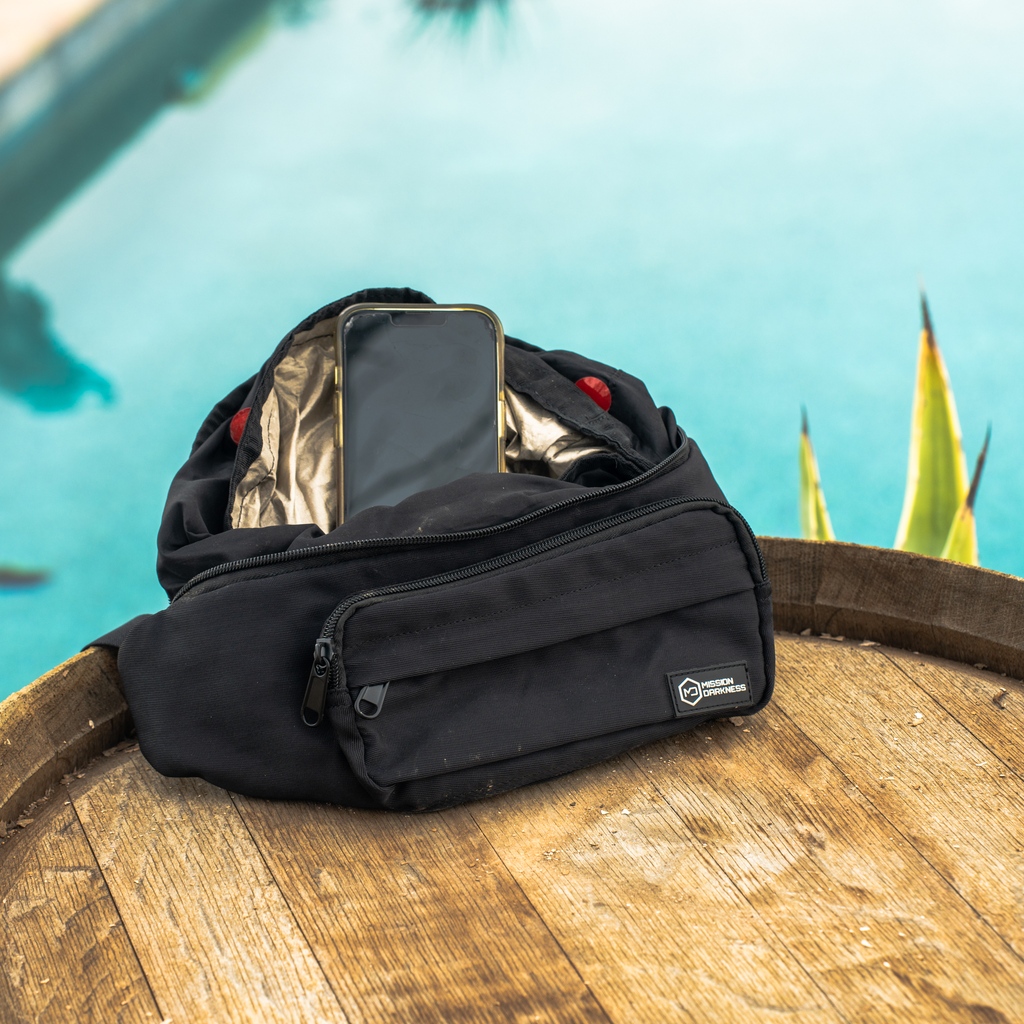 MissionDarkness's tweet photo. Bracing yourself for the unexpected is no challenge with Mission Darkness faraday gear. As long as you're prepared for the worst, there's no harm in hoping for the best.
#missiondarkness #faraday #faradaybag #travelgear #privacy #USAmade #EMP #EMF #RFprotection #Prepper https://t.co/Xhg3ykvM5d