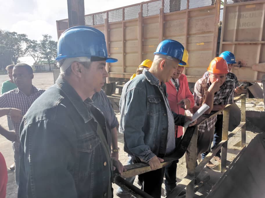 UlisesGuilarte's tweet photo. Junto a @FelixDuarteOrte(Mbro. Sec. @PartidoPCC) y @JorgeLuisTapiaF(VPM) intercambiamos con colectivos laborales de las áreas de corte e industrial de las Emp. Azuc. Mario Muñoz y Jesús Rabit en #Matanzas. Apreciamos compromiso y espíritu de lucha. #JuntarYVencer @CubaCentral https://t.co/YtrmgKhHOD