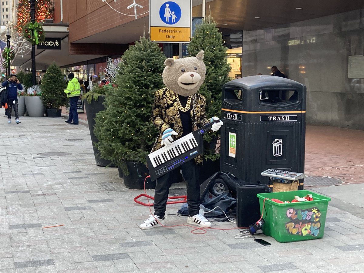 FortPointer's tweet photo. #KeytarBear in the key of A+ sharp
playing ๐ถ in #DTX today
@universalhub https://t.co/LGm6cDQiR8