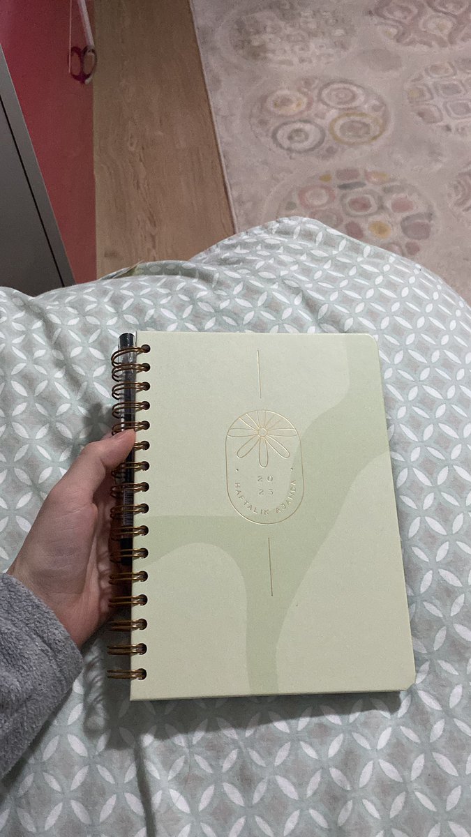 Bu sene de ajanda aldım kendime, iflah olmadım bu sene de aldım içine güzel bir şeyler yazma ümidiyle Ama bu sefer içi çiçekli olanlardan almadım. Büyük kişi ajandası aldım.