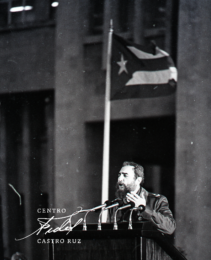 centrofidel's tweet photo. #Fidel:"Quiso el azar que el #TriunfodelaRevolución en #Cuba tuviera lugar un 1ro. de Enero y fue cierto, por primera vez, que aquel primer día de un año nuevo significara para Cuba que, junto a la última página del viejo almanaque, un mundo se hundía y otro mundo nacía". https://t.co/HIZC5AEOD0