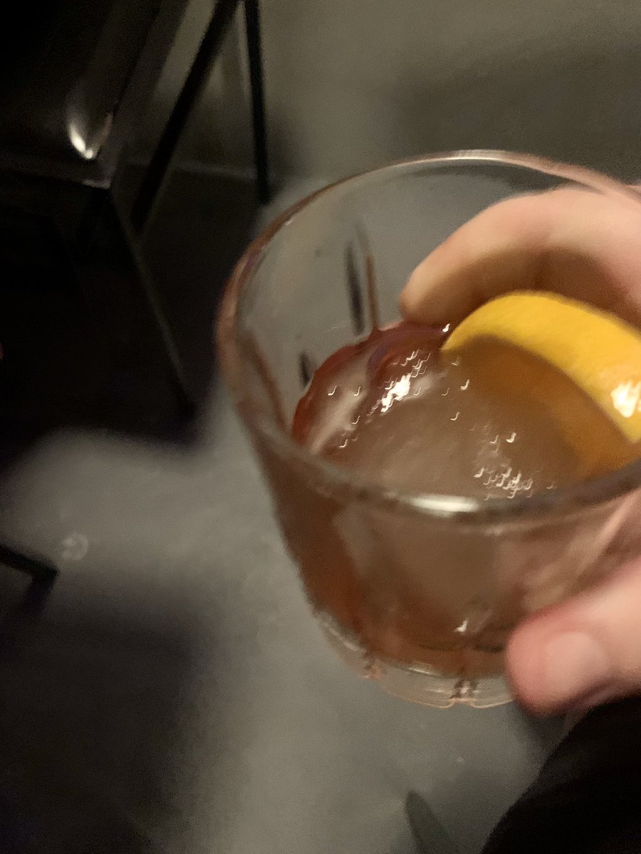 Srlucindaa's tweet photo. Um clássico Negroni https://t.co/dsXpZ0e1a8