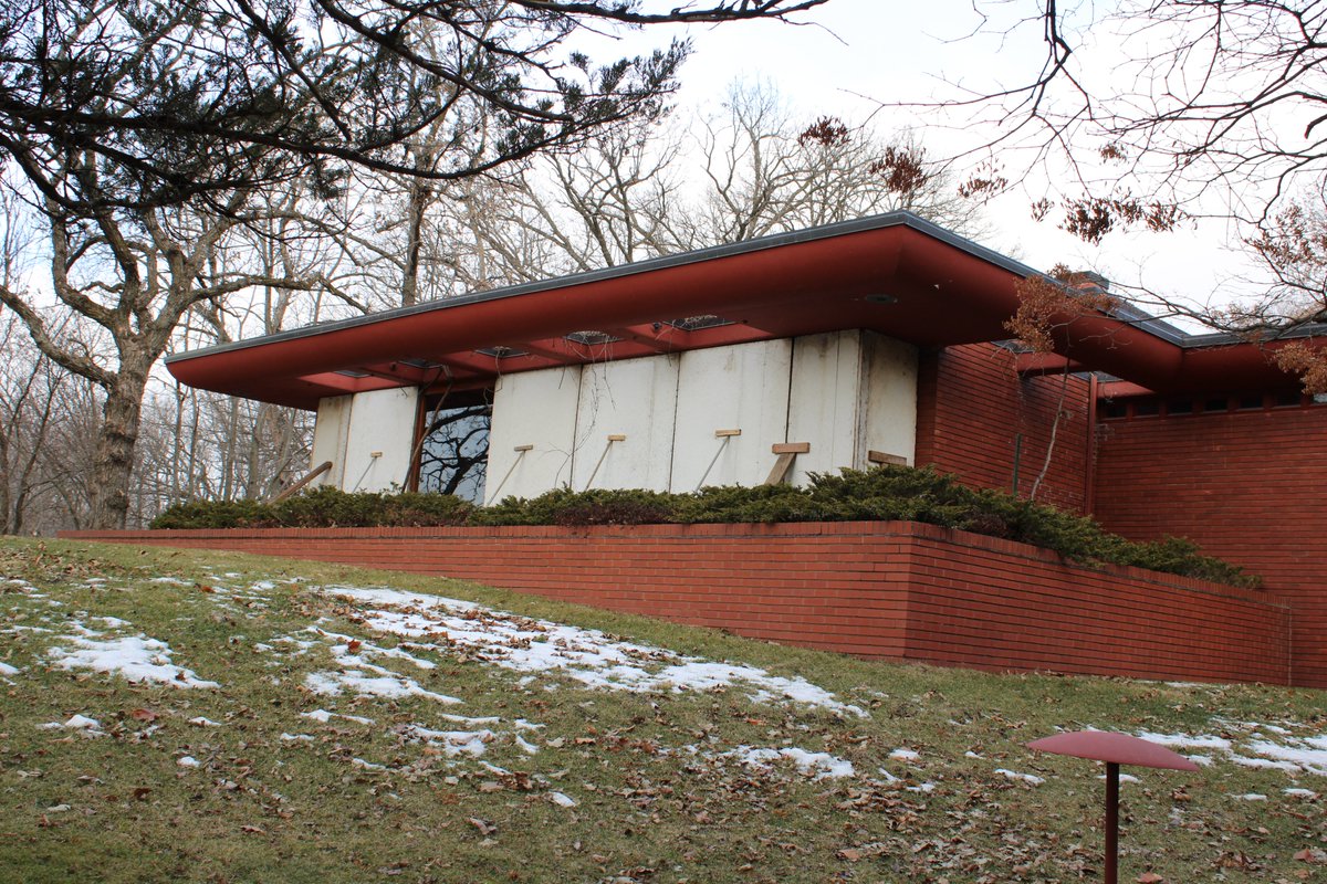 bluejayrock's tweet photo. Even in the dead of an Iowa winter, with most of the windows boarded up, Cedar Rock still stands as a structural masterpiece, can't wait to get back in the summer again #IowaStateParks #FrankLloydWright https://t.co/nFvGv1Q3bD