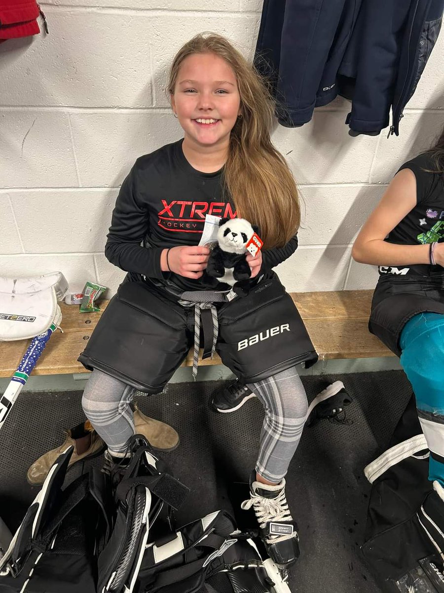 Great way to end off the Christmas Cup tournament for our Gu11 @PmhaWarriors Hurricanes, tie game against our friends CBR. Golden Jersey goes to Leah Jewer and POG is the one between the pipes, Sara Penney! Thanks to The Caps for having us! #GoHurricanes🌀