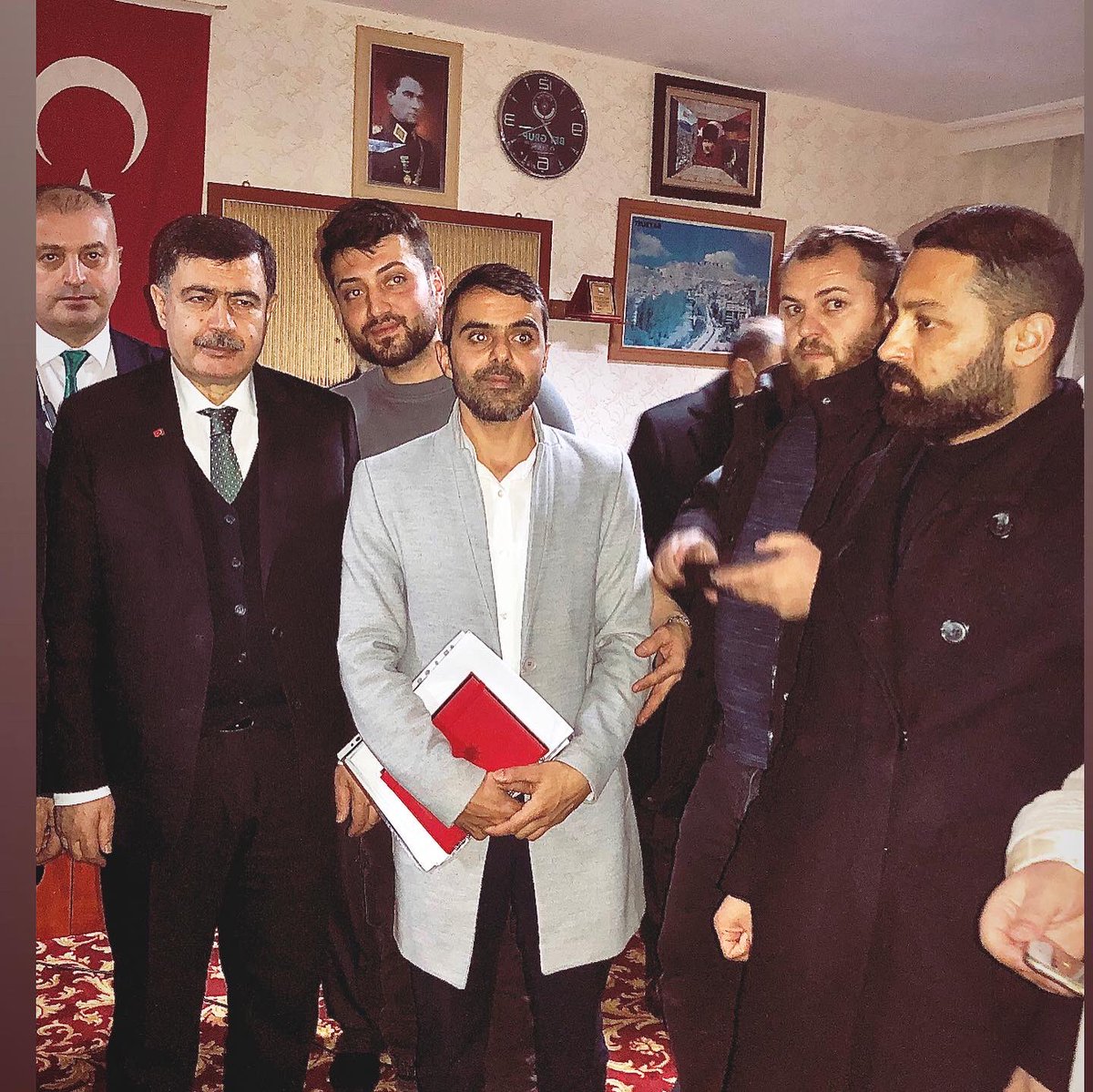 ReisAnk06's tweet photo. Ankara Valimiz Vasip Şahin ile yılın son cumasında 2023’e dair güzel sohbetlerde bulunduk.
Hoş sohbeti için kendisine teşekkür ederim 🙏
@vasipsahin https://t.co/n0l6NwEVdo