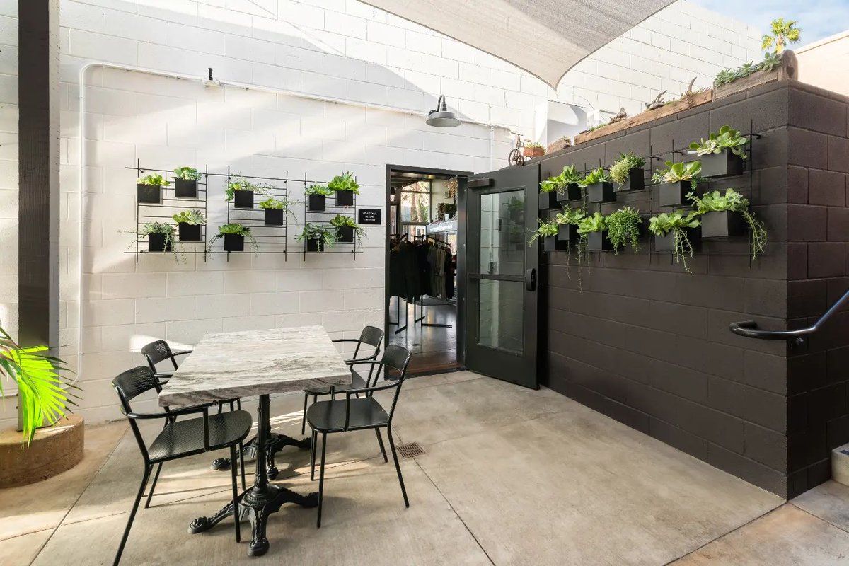 Check out @shuckwitus hidden outdoor patio with a connection to @stoneoceanside! This area is ideal for large groups, families and dogs to enjoy Q&amp;A in a more private setting.