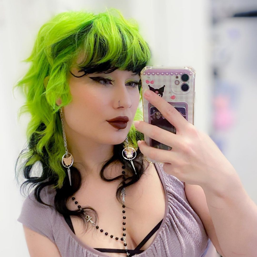 manicpanic_uk's tweet photo. Hair fit for an amazing start to the new year 💚 ⁠@takisiski
If you're looking for the perfect shade for your New Year's hairstyle, then we definitely recommend our neon Electric Lizard dye💚

#manicpanicpro #manicpanicprofessional #MPUK #UV #uvhair #collection #haircollection https://t.co/6O1RV4VaRh