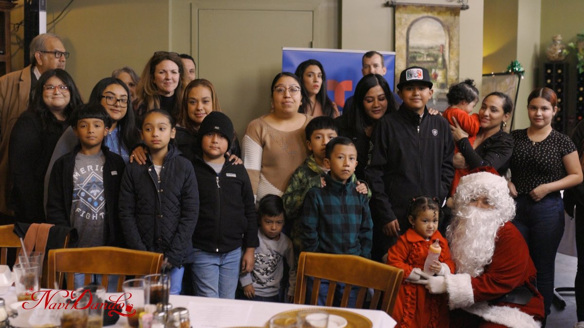 Telemundobalc's tweet photo. Esta es la época de compartir sonrisas y agradecer. Damos las gracias a nuestros patrocinadores como @WendlerLawGroup por el apoyo a #NaviDando para que más familias hispanas disfrutaran un momento mágico.
#FelizNavidad #FelicesFiestas #FelicesFiestas2022 #Navidad #Beaumont https://t.co/QTsJtjH6gB