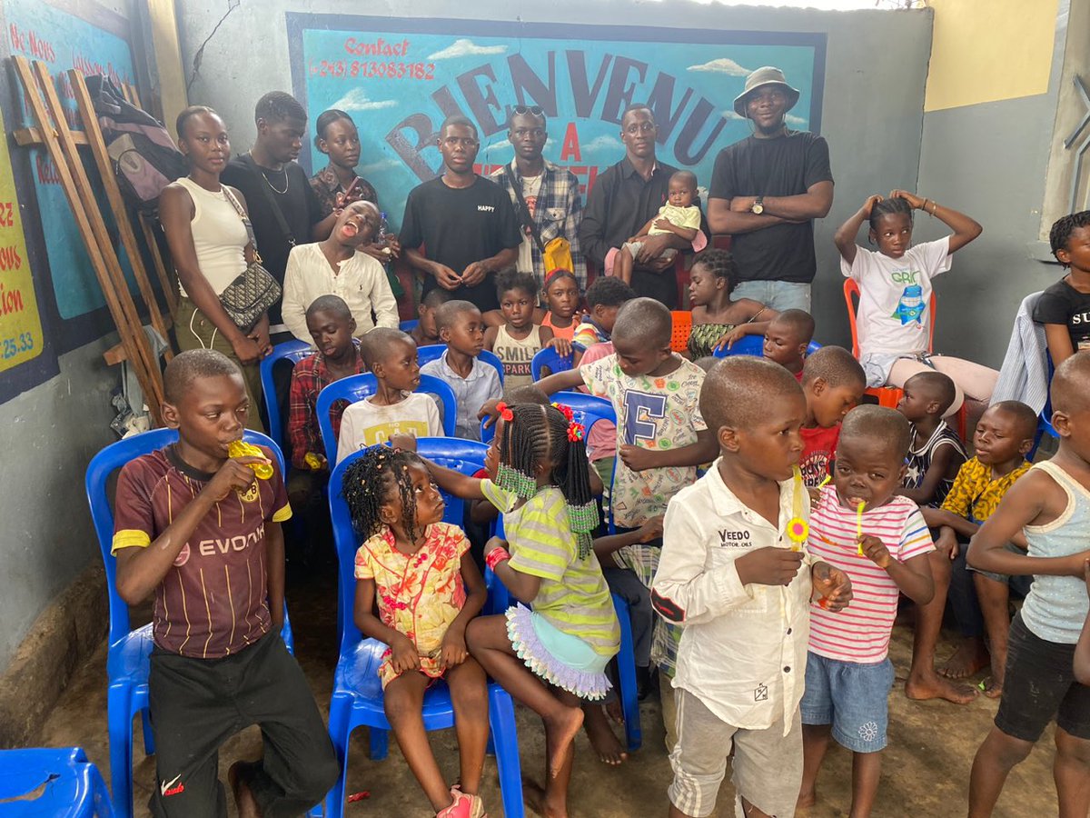 ASBL_TOUSDEBOUT's tweet photo. Proverbe 28:27
Les jeunes de salongo se sont organisés pour aller rendre visite à leur jeune frères et sœurs de l’orphelinat le miséricorde dans la commune de Kinseso .
Que Dieu les bénissent 🙏 ainsi @leParrainRDC pour votre soutien ce vendredi 30/12/2022
#tousdebout https://t.co/QCKA9UQWCB