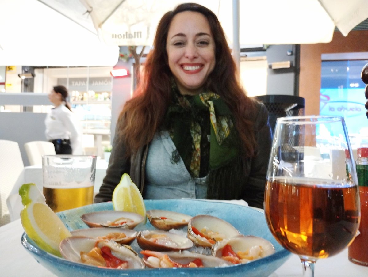 juanjo_mellado's tweet photo. Ahora, en #Fuengirola, nos estamos poniendo ciegos @CristinaCondeS y yo de #ConchasFinas. Se comen igual que las ostras, vivas, pero tienen denominación de origen de Málaga y extrañamente apenas se conocen fuera de sus fronteras, siendo uno de los mejores productos de este país. https://t.co/AesyBgFlot