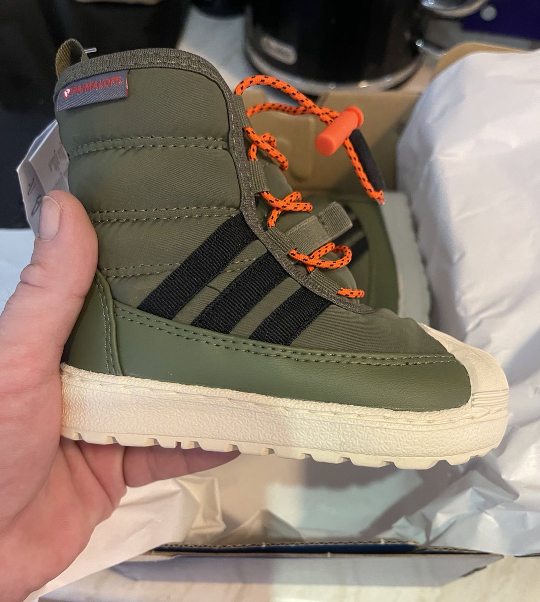 _Wrinkled_Brain's tweet photo. Treated myself to a new pair of @adidas boots, was so excited!! Thought the box was a bit small 🤔……… 

Am absolutely #gutted 

#shoppingfails #onlineshopping #whatatwat #adidas #adidassuperstar https://t.co/JWoJK0eDm5