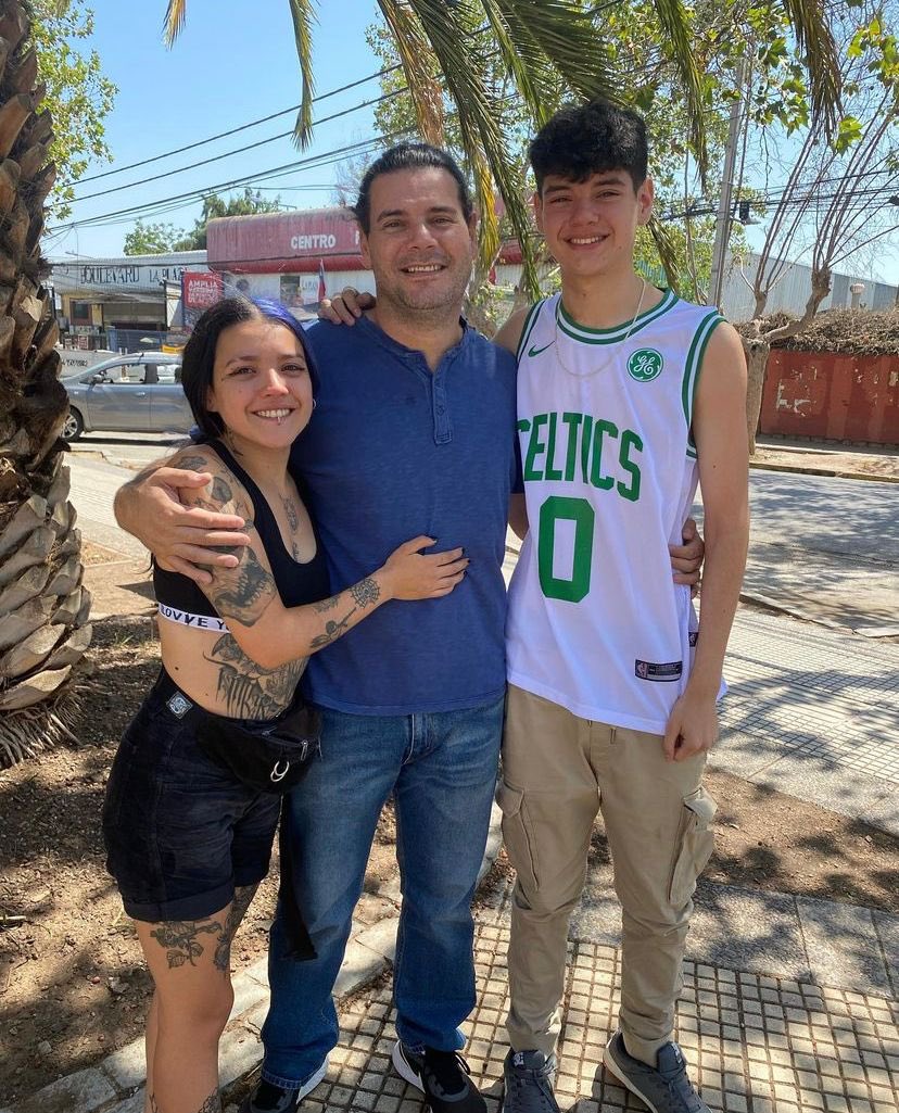 🛑 AHORA - Se concretan las primeras salidas de los indultados hace horas por el Presidente <a href="/GabrielBoric/">Gabriel Boric Font</a>. Aquí, Cristian Cayupan y Matias Rojas, presos de la Revuelta y Jorge Mateluna, preso político.