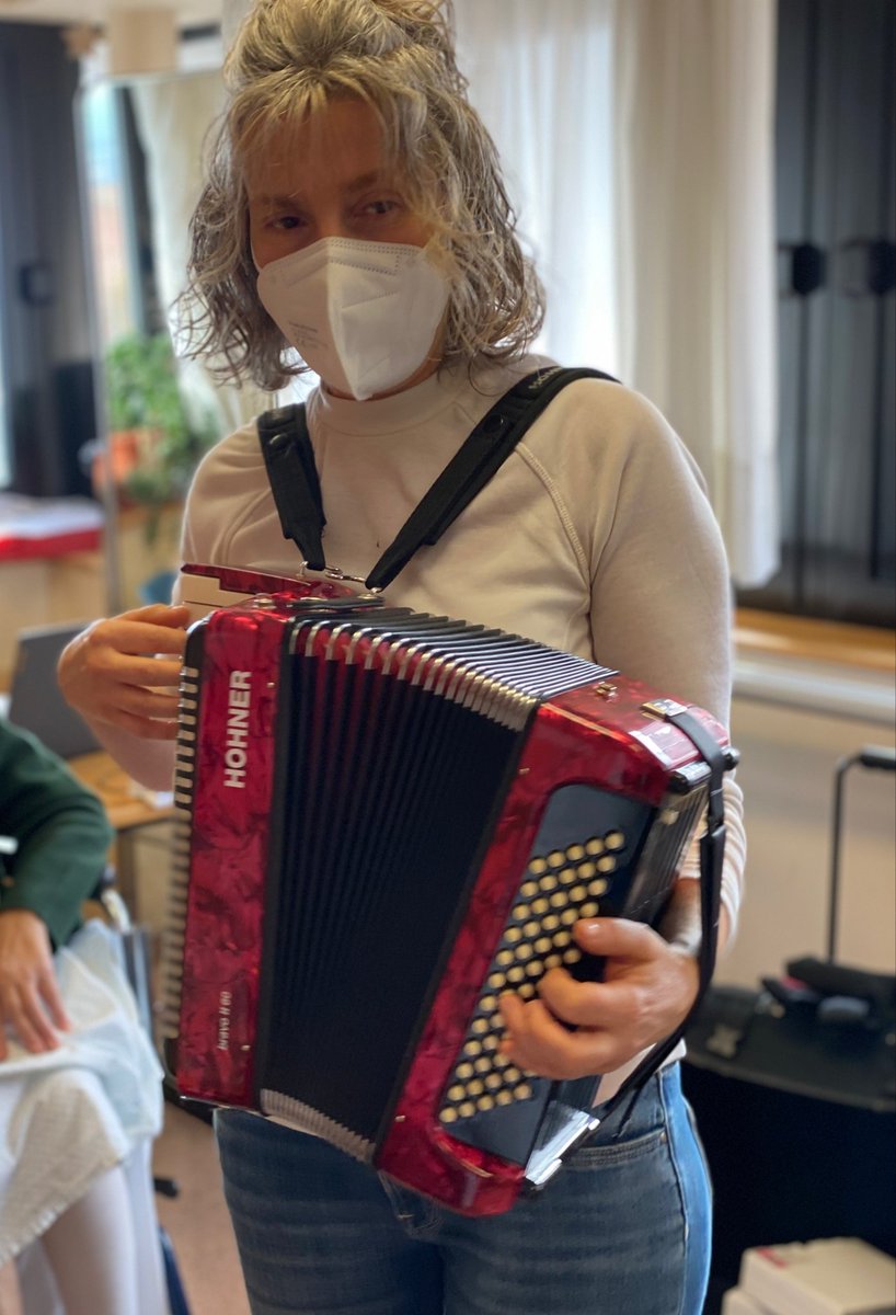hospitalpallars's tweet photo. Acomiadem un 2022 amb diferents situacions viscudes per cadascú de nosaltres i esperant  que el 2023  ens acompanyi amb tots els millors desitjos🙂
Avui ens ha acompanyat el voluntariat @caritas_dU amb musicoteràpia a la Unitat Sociosanitària. Gràcies per aquests moments 🎶 https://t.co/emiZ51RYc2